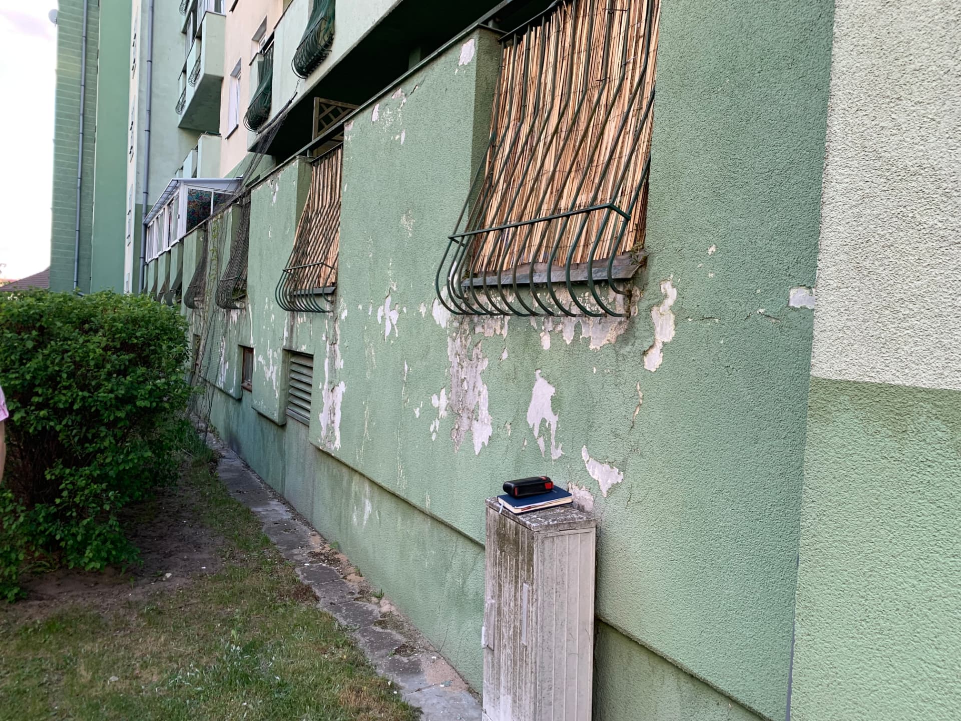 Paderewskiego 144 przed remontem — elewacja z widocznymi ubytkami.