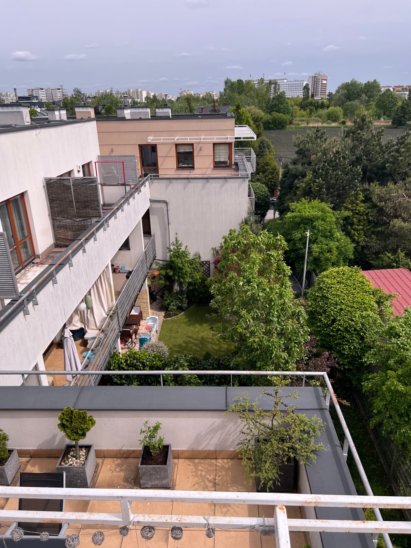 Widok na balkony budynku przed remontem