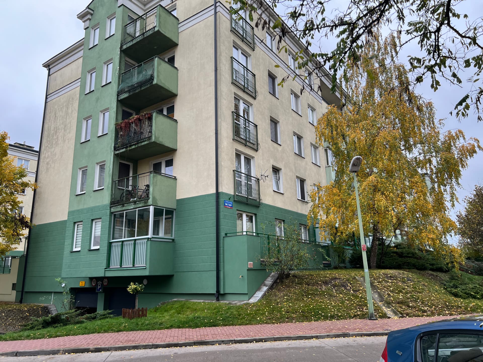 Paderewskiego 144 po remoncie — odnowiona elewacja i balkony.