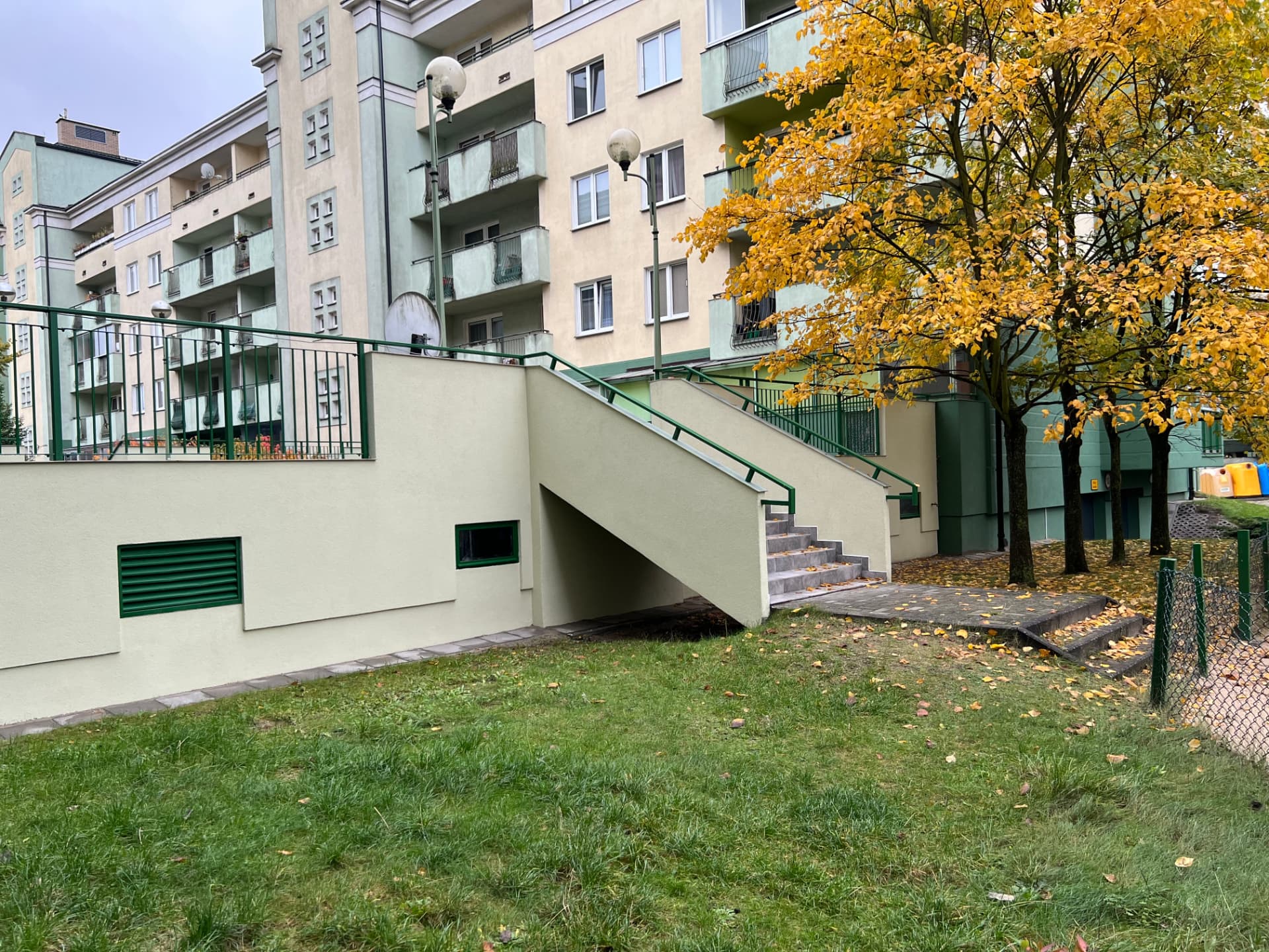 Paderewskiego 144 po remoncie — odnowiona elewacja i balkony.