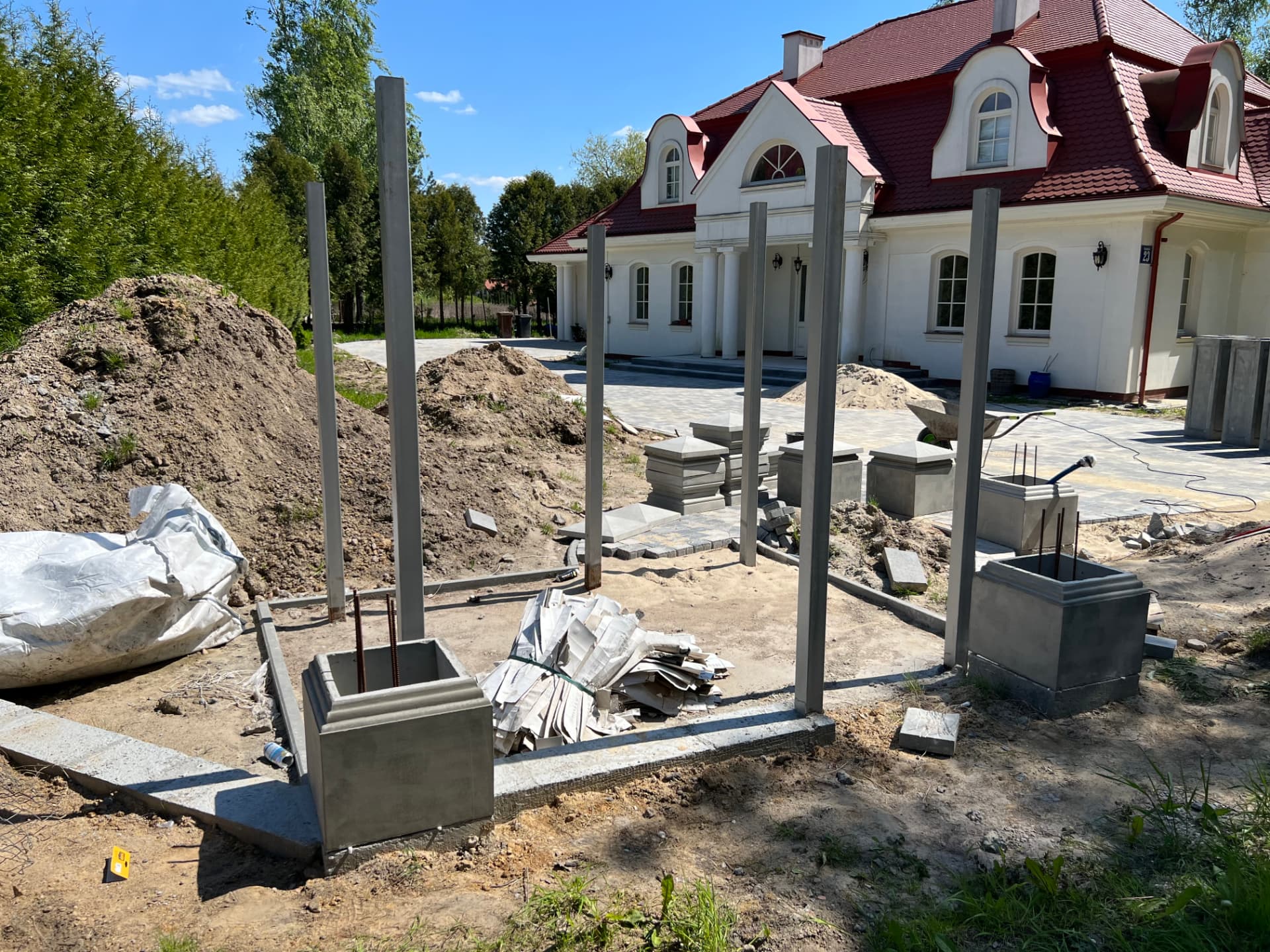 Betonowe filary ogrodzenia