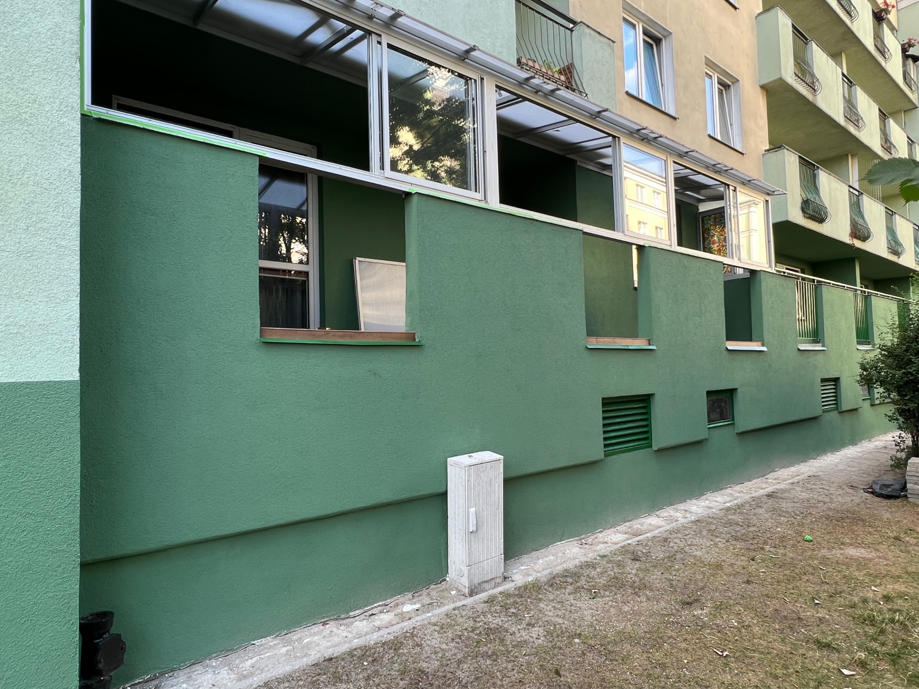 Porównanie bocznej elewacji przed oraz po renowacji przy Paderewskiego 144.