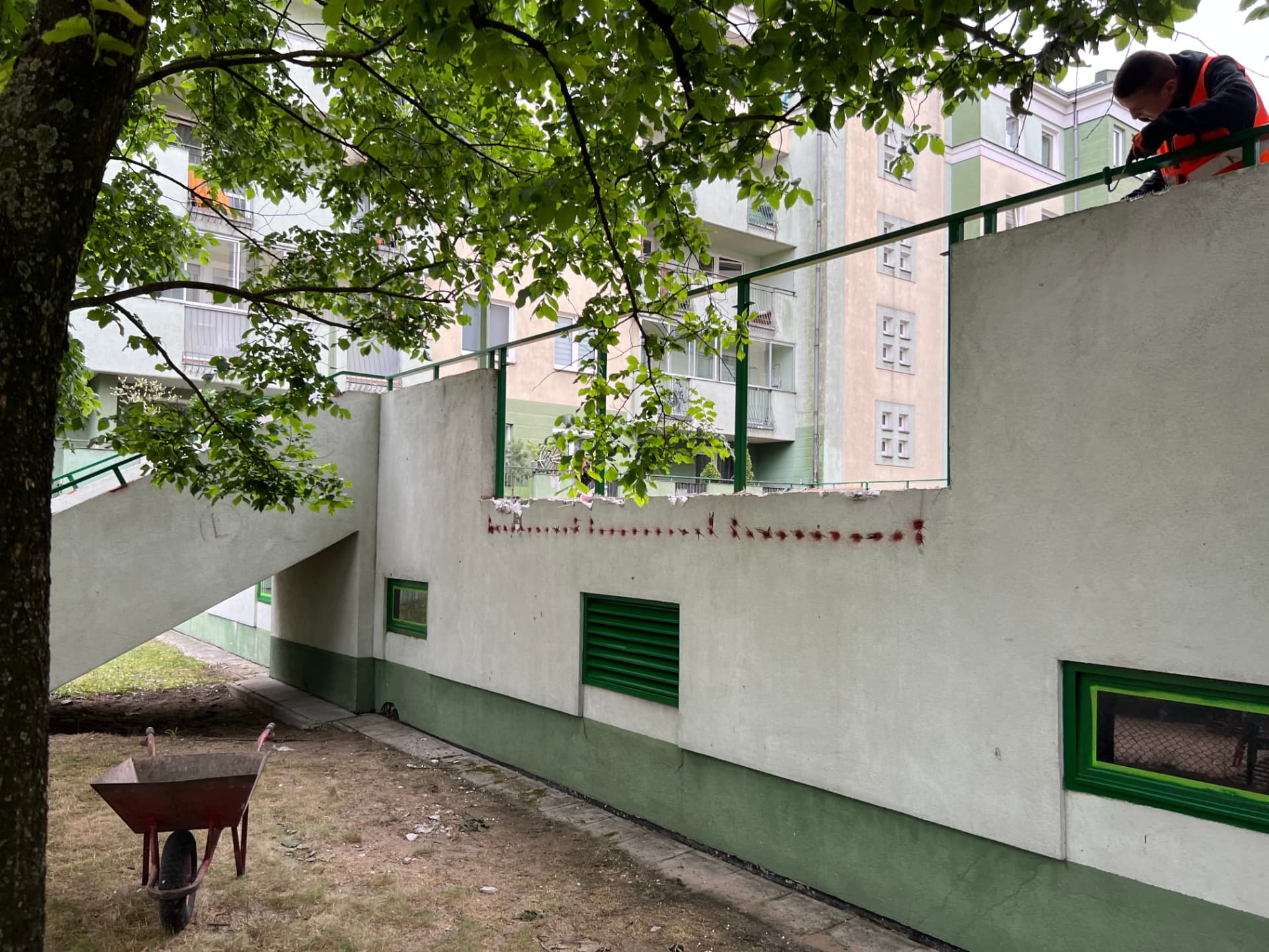 Paderewskiego 144 przed remontem — detale dolnej strefy elewacji wymagające naprawy.