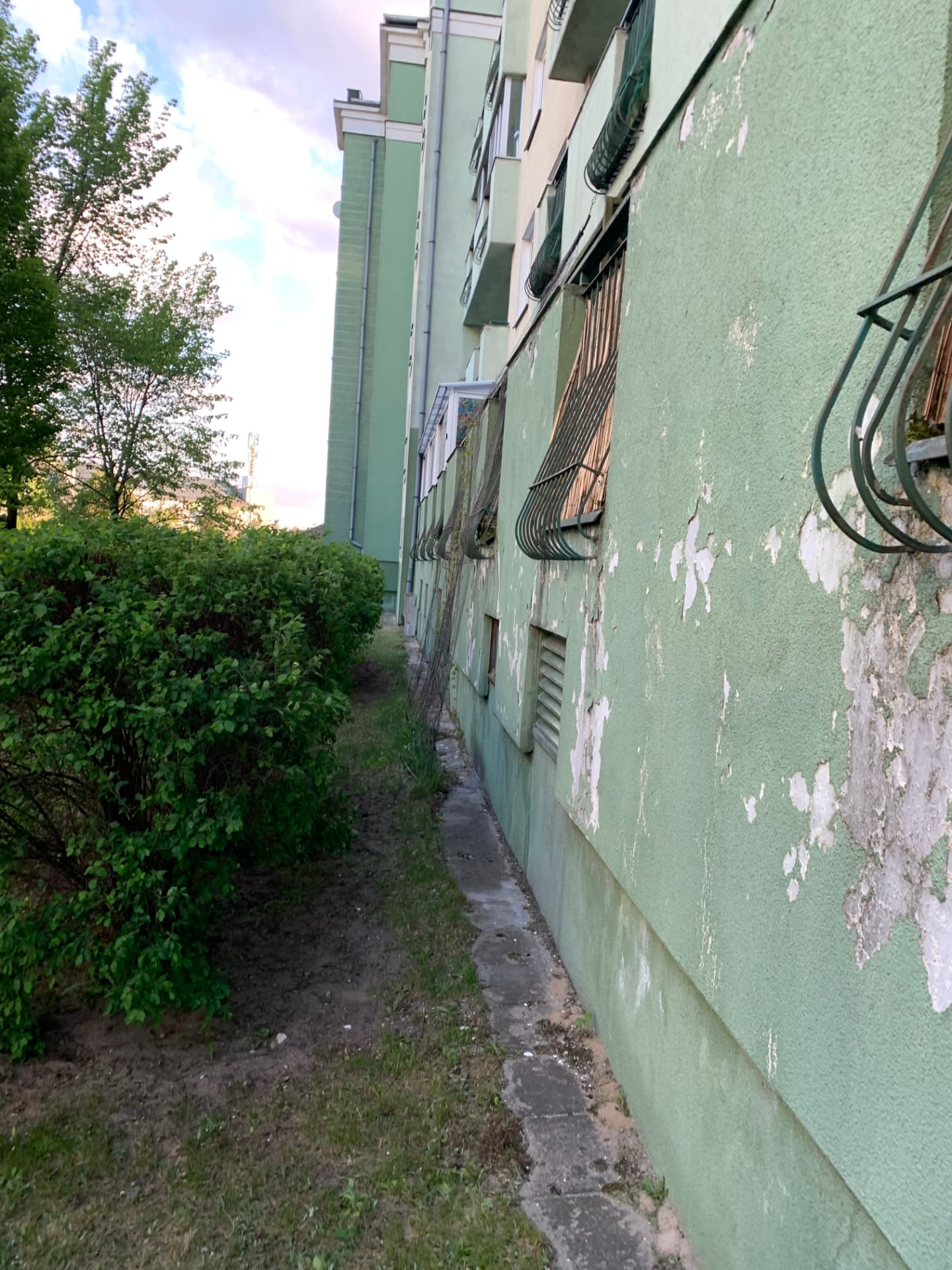 Paderewskiego 144 przed remontem — zniszczona elewacja przy balkonach.