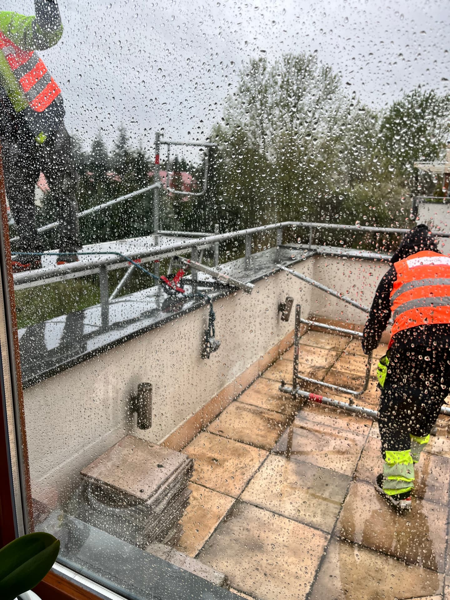 Prace na rusztowaniu widziane z wnętrza budynku